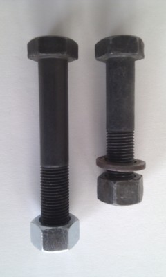 Original flankert av ny bolt med mutter.