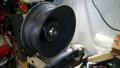 Spendt fast i dreiebenken med en bakhjulstrommel som bakplate.