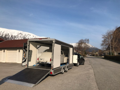 "Favoritten" på vei til sitt nye hjem med luksustransport.
