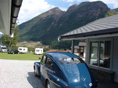 Høye fjell og flott Camping