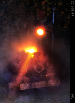 Først ble motoren slept ut og behandlet med kaldavfetting (må ikke forveksles med det trønderske "kaillavfetting" ;)  ), varmtvann og deretter høytrykkspyler. På forhånd var forgasser og fordeler demontert, og hullene nødtørftig forseglet. Helt rent ble det ikke, men MYE bedre enn utgangspunktet.